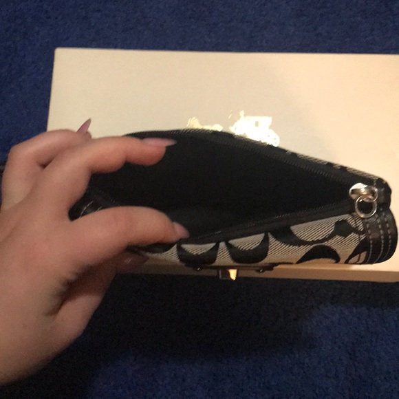 NWT Coach Wristlet - Picture 3 of 8